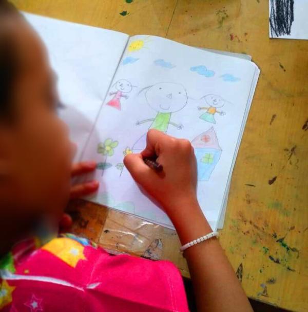 این هنرمند به 400 کودک کار نقاشی آموخته است ، آنها باور ندارند که می توانند یاد بگیرند
